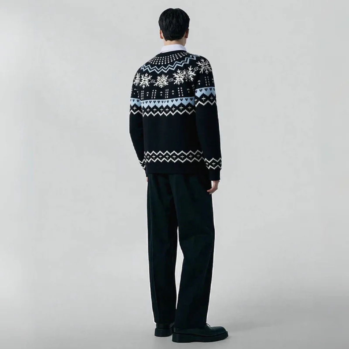 The Westfield Men’s Round Neck Warm Snowflake Knit Christmas Sweater